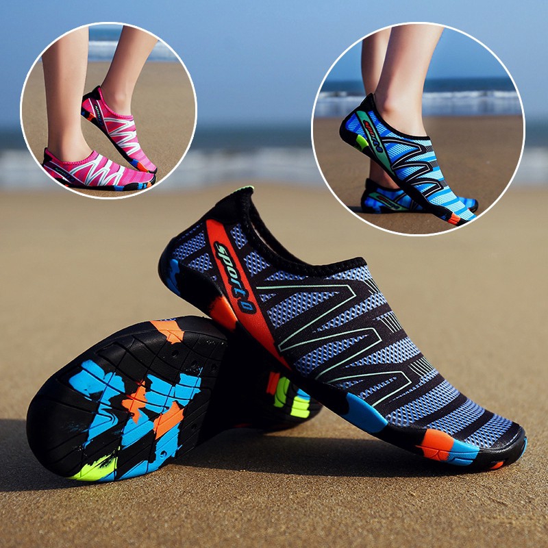 ภาพหน้าปกสินค้ารองเท้าเดินชายหาด รองเท้าเล่นทะเล รองเท้าว่ายน้ำ สีพื้น