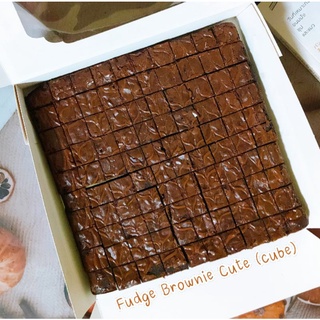 ภาพหน้าปกสินค้าFudge Brownie Cute (cube) 100 ชิ้น! ฟัดจ์บราวนี่คิวบ์ ชิ้นเล็กพอดีคำ เนื้อฟัดจ์หนึบหนับ เข้มข้น หวานน้อย ซึ่งคุณอาจชอบสินค้านี้