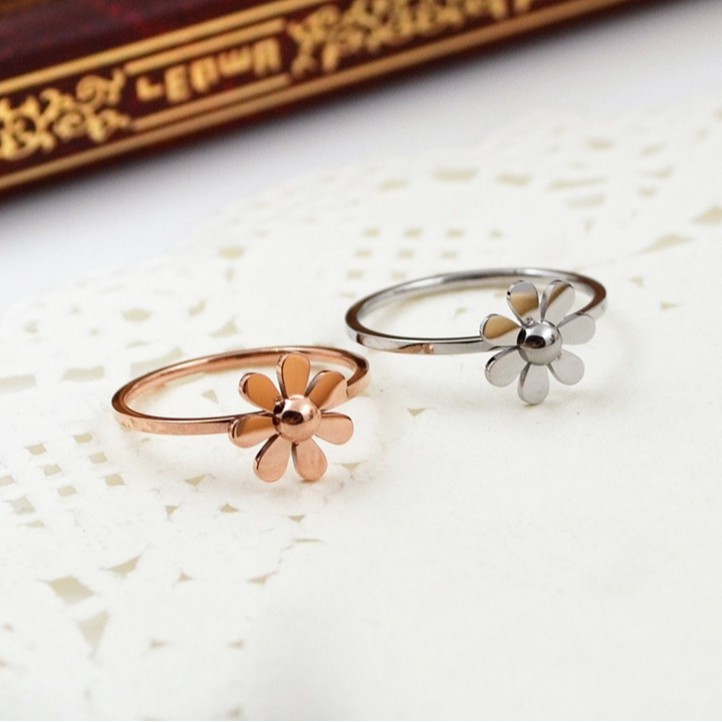 ภาพหน้าปกสินค้าแหวนไทเทเนียม ชุบทอง 18K รูปดอกเบญจมาศ ขนาดเล็ก กันน้ํา กันเหงื่อ ไม่เป็นสนิม สไตล์เกาหลี ญี่ปุ่น สําหรับนักเรียน แฟนสาว