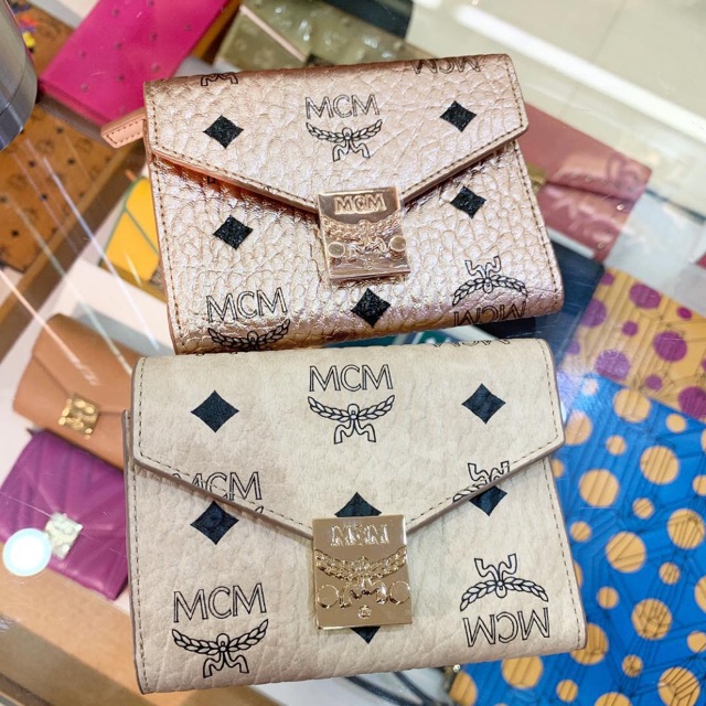 กระเป๋าตังค์ใบสั้น-mcm-มี-2สีนะคะ-ใบนี้ใส่บัตร-แบงค์-เหรียญ-ครบเลยคะ-ลดราคาเหลือ-6990-บาทคะ-ถูกมากกก