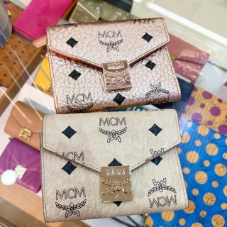 กระเป๋าตังค์ใบสั้น mcm มี 2สีนะคะ ใบนี้ใส่บัตร แบงค์ เหรียญ ครบเลยคะ ลดราคาเหลือ 6990 บาทคะ ถูกมากกก