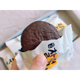 ภาพขนาดย่อของภาพหน้าปกสินค้าLotte Choco Sticky Rice Cake Pie  :: ขนมช็อกโก้พายแป้งต๊อกสอดไส้ช็อคโกแลตจากประเทศเกาหลี จากร้าน accessories_by_may บน Shopee ภาพที่ 2