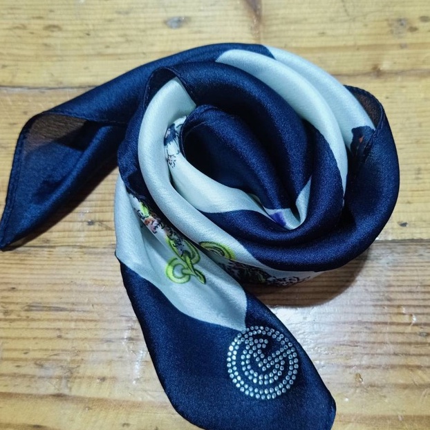 lofficiel-scarf-silk-100-ผ้าพันคอ-สีสันสดใสใช้ได้หลายโอกาส-fl5mnv