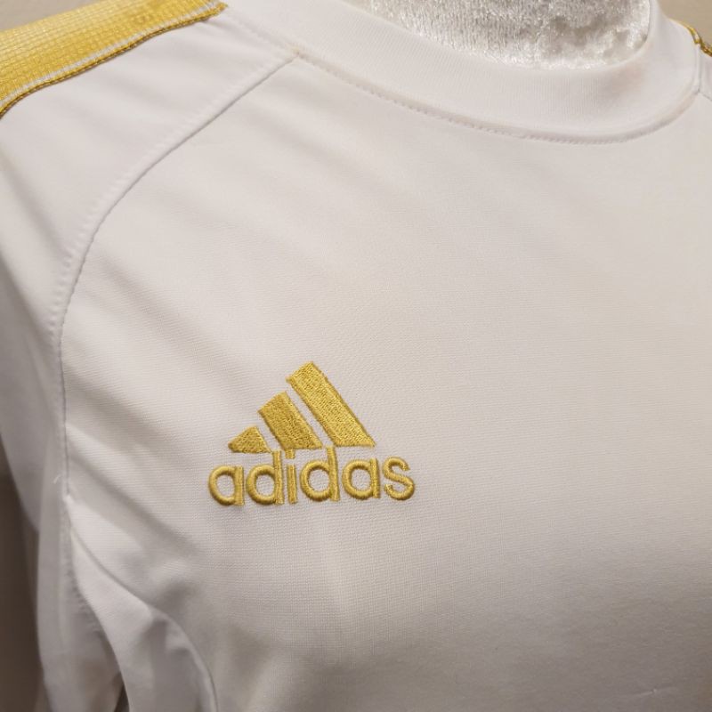 เสื้อกีฬาอาดิดาส-adidas-มือ-2-สีขาว-แต่งไหล่ทอง-โลโก้ปักทอง