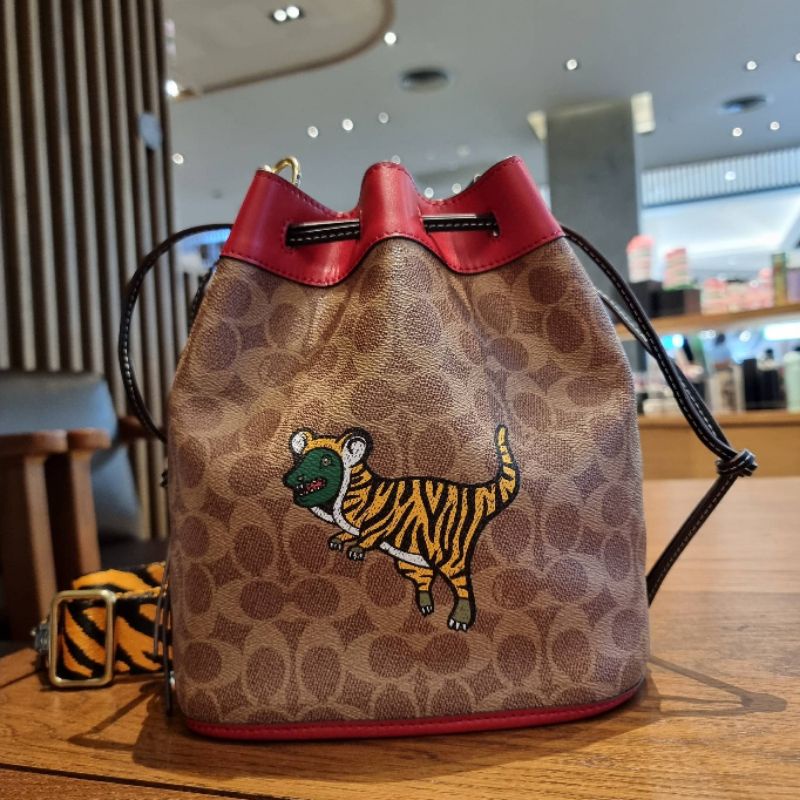 coach-lunar-new-year-field-bucket-bag-in-signature-canvas-with-tiger-rexy