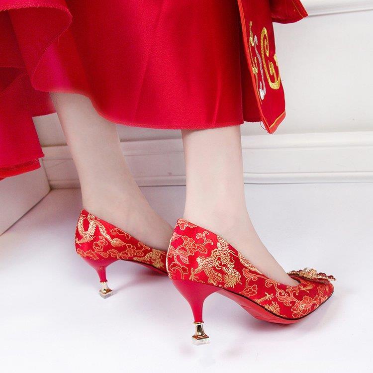 ภาพหน้าปกสินค้ารองเท้าผู้หญิง รองเท้าแต่งงานหญิงใหม่รองเท้าส้นสูงสีแดงส้นหนาแต่งงานแฟลตรองเท้าเจ้าสาว จากร้าน eay5npmlam บน Shopee