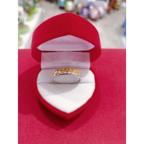 ภาพหน้าปกสินค้าแหวนสีเหลืองบุษราคัมพลอย9เม็ด จากร้าน kitti0851563136 บน Shopee