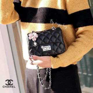 Chanel boy บุนวม แต่งดอกเกร๋ ๆ และห้อยเลข 5