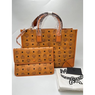 พร้อมส่ง  Mcm Large München Tote in Visetos ขนาด 27.0 x 37.5 x 14.5 cm สายหนังยาว : 41 cm ปรับได้ หูจับหนังยาว : 10 cm