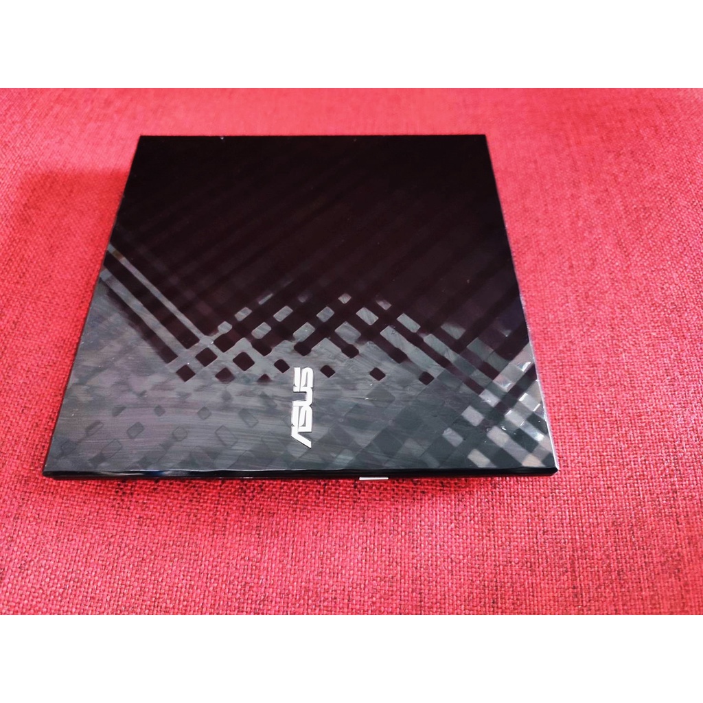 Asus LITE เป็นเครื่องบันทึกดีวีดีภายนอกที่มีความสามารถในการทำงาน 8X