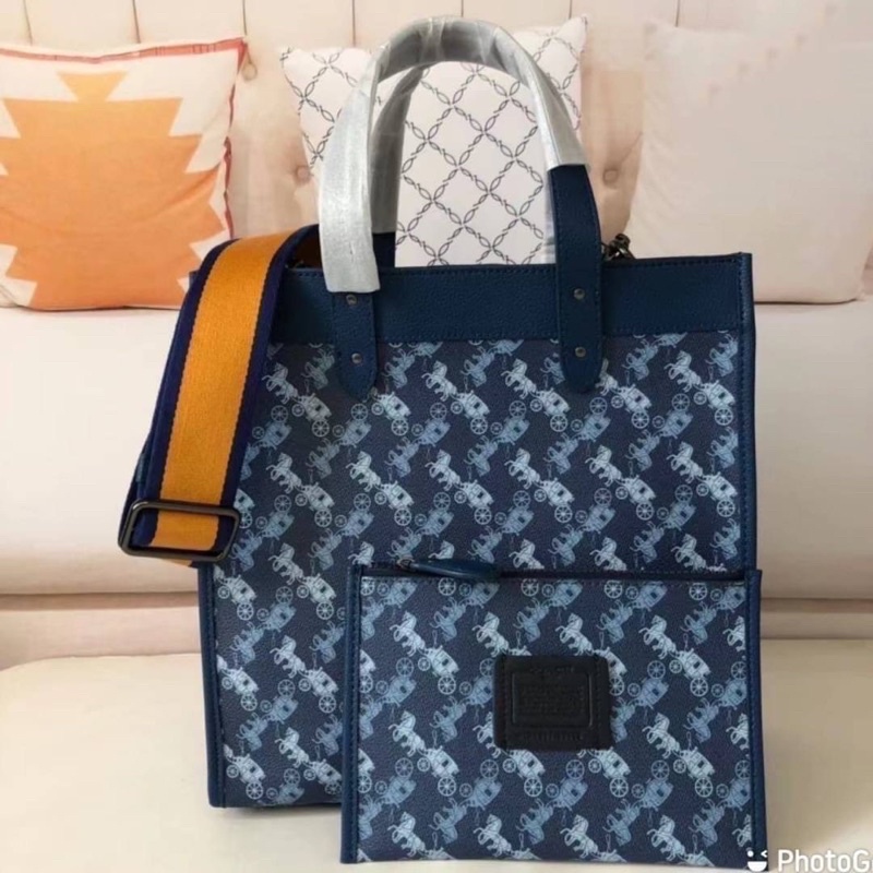 coach-field-tote-with-horse-and-carriage-print