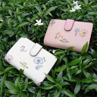 กระเป๋าสตางค์ใบกลาง ปริ้นลาย COACH MEDIUM CORNER ZIP WALLET WITH DANDELION FLORAL PRINT