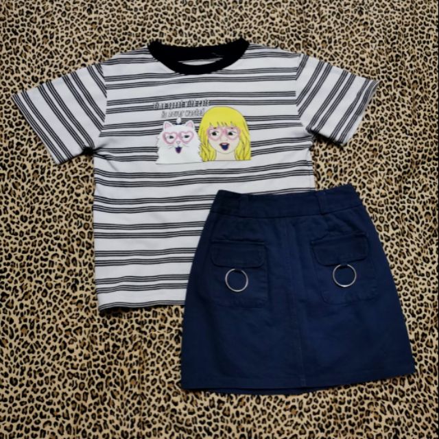 set-เสื้อยืด-กระโปรงเอวสูง-สีกรม-มือ2