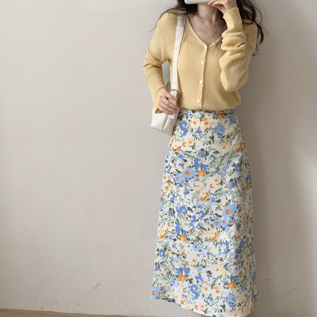 ภาพหน้าปกสินค้าTheyourlooks  พร้อมส่ง Floral graphic skirts กระโปรงยาว พิมพ์ลายดอกไม้ ️ จากร้าน theyourlooks บน Shopee