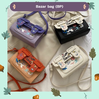 Bazar bag ปุกปิกอะไรขนาดนี้ ทรงเหลี่ยมน่ารัก พิมพ์ลายกราฟฟิตี้ ช่วงนี้กระแสกำลังมาเลย