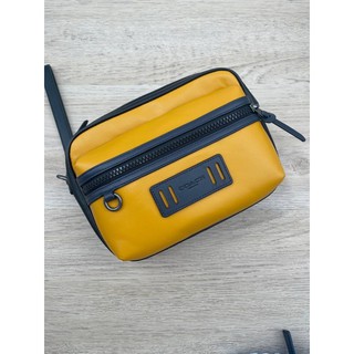 (ผ่อน0%) กระเป๋าผู้ชาย TERRAIN POUCH IN COLORBLOCK #F73662 MARIGOLD/BLACK ANTIQUE NICKEL กระเป๋าถือ หนังแท้ สีเหลือง