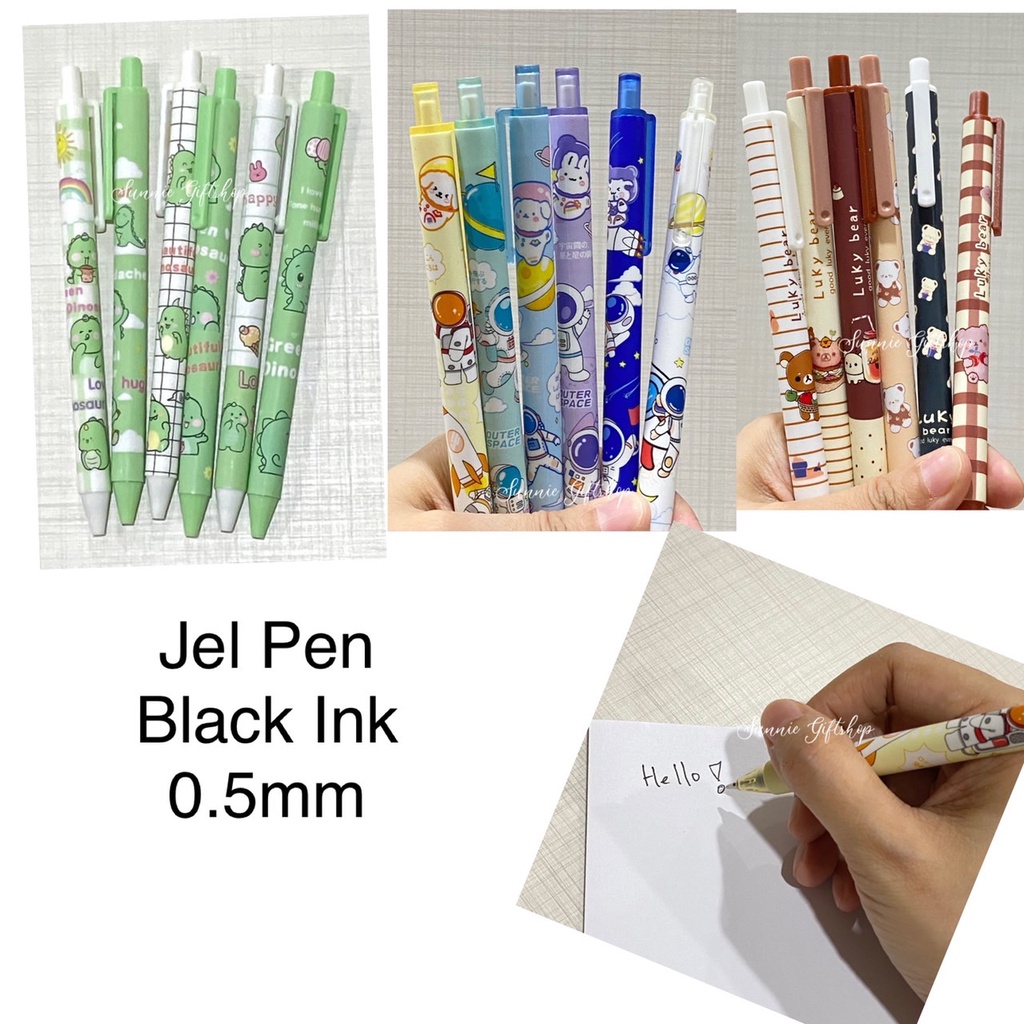 ภาพหน้าปกสินค้าพร้อมส่ง ปากกาเจล สีดำ ลายการ์ตูนน่ารัก หมี ไดโนเสาร์ นักบินอวกาศ จากร้าน sunniegiftshop บน Shopee