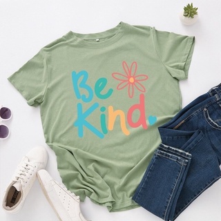 เสื้อยืดแขนสั้นผ้าฝ้ายพิมพ์ลายตัวอักษร Be Kind หลากสีสําหรับผู้หญิง