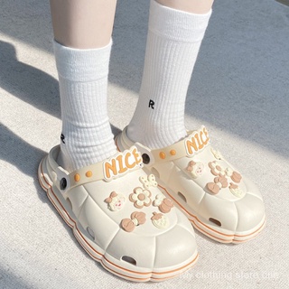 รองเท้าหลุมน่ารักสำหรับผู้หญิงรุ่นฤดูร้อนที่มีพื้นรองเท้าหนาสำหรับเหยียบอึ 2022 รองเท้าแตะผู้หญิงใหม่SH5627