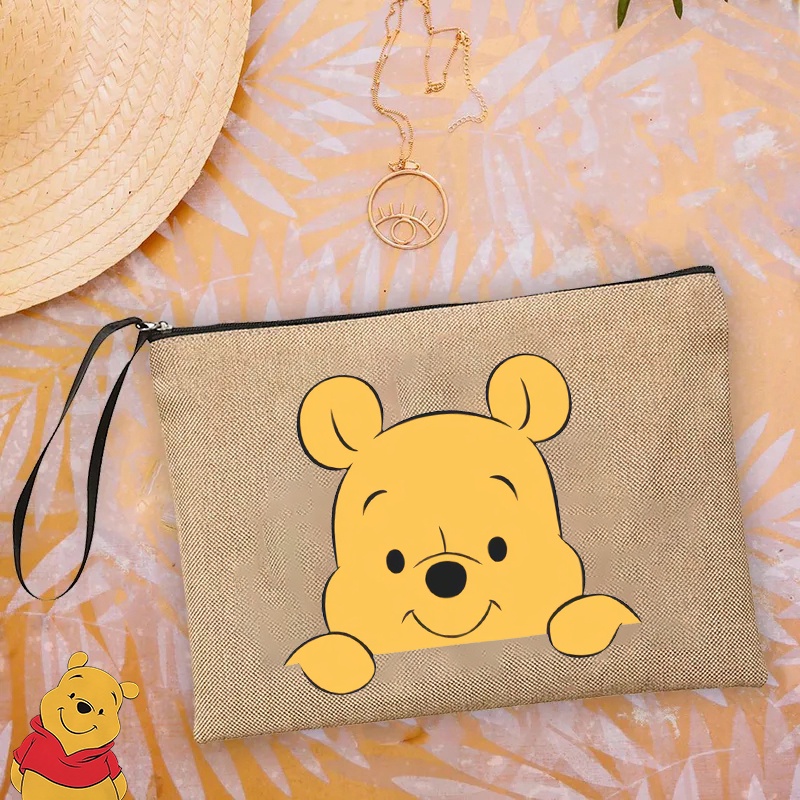 ภาพหน้าปกสินค้ากระเป๋าถือ กระเป๋าคลัทช์ ผ้าลินิน พิมพ์ลายหมีพูห์น่ารัก เหมาะกับของขวัญ สําหรับใส่เครื่องสําอาง กุญแจโทรศัพท์