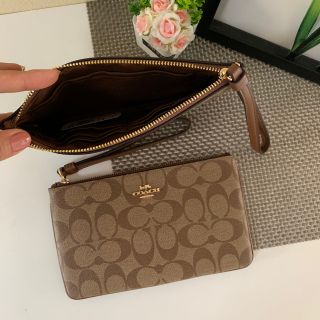 คล้องมือ size L ลายซีหูน้ำตาล F58695 LARGE WRISTLET IN SIGNATURE CANVAS LIGHT GOLD/KHAKI