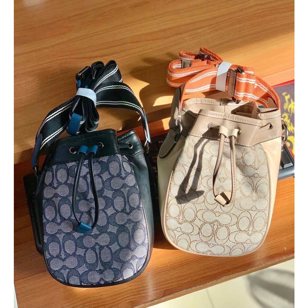 กระเป๋าทรงจนมจีบ-coach-drawstring-marble-bag-in-signature-jacquard