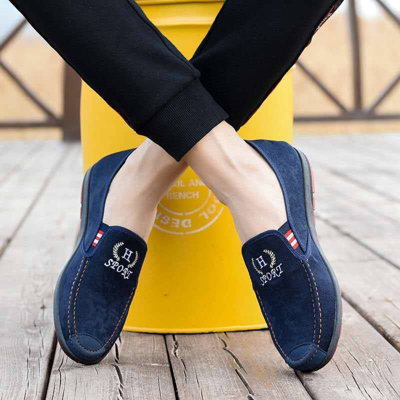 ภาพหน้าปกสินค้าGM009พร้อมส่ง รองเท้าแฟชั่นเกาหลี รองเท้าผ้าใบแบบสวมชาย (สีน้ำเงิน สีดำ)
