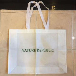 กระเป๋าถือ กระเป๋าสะพาย สีขาว แบรนด์ NATURE REPUBLIC ของแท้ มาจากเกาหลี ผ้าดีมาก น้ำหนักเบา พกสบาย มือ 1 ของใหม่