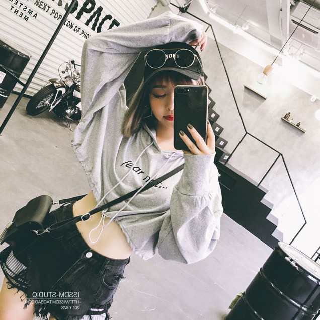 รูปภาพสินค้าแรกของพร้อมส่ง เสื้อครอป Hood Oversize มีฮู้ด แขนยาว พร้อมส่ง มี 3 สี สกรีนลาย สไตล์เกาหลี