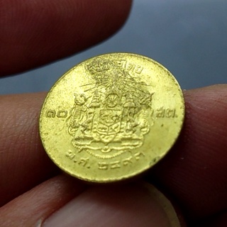 เหรียญ 10 สตางค์ทองเหลือง ปี 2493 ใม่ผ่านใช้งาน เก่าเก็บมีคราบ