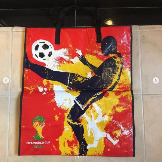 กระเป๋า-กระเป๋าถือ-fifa-world-cup-brazil-สีแดง-ใบใหญ่มาก-มาพร้อมซิป-จุของได้เพียบ-shopping-สนุก-ของแท้-ใบใหม่-มือ-1