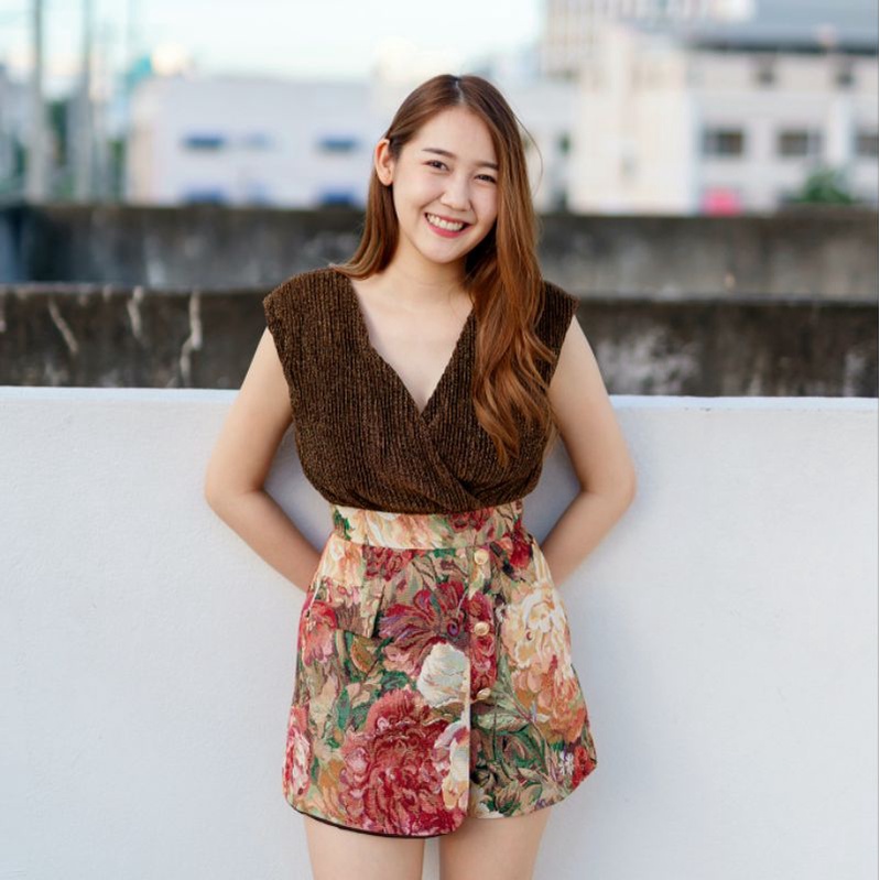 จั๊มสูท-dls-closet-คุณภาพพรีเมียม-ผ้าวิ้งค์สีช็อคโกแลตแขนล้ำ-ผ้าทอลายดอกแต่งกระดุมสวยหรูดูแพง-สีนี้ใส่แล้วขับผิวสวยสุดๆ