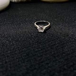 Diamond Ring แหวนเพชรชูเม็ดเดี่ยว เพชร CZ แท้ งานสวยน่ารัก ดีไซส์เก๋มากๆค่ะ เพชรวิ้งที่สุด