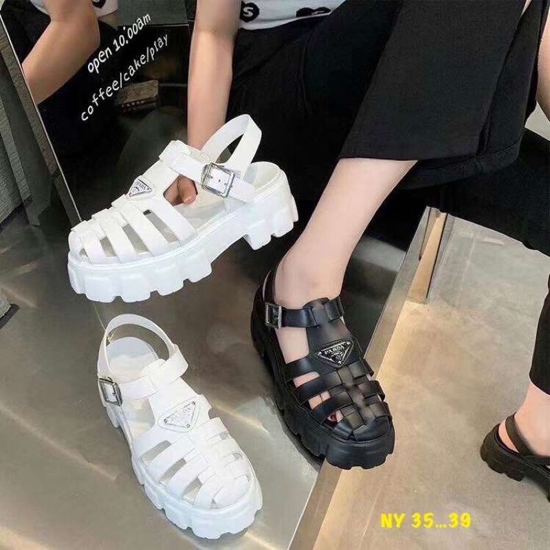 ภาพหน้าปกสินค้าพร้อมส่งรองเท้า Prada Foam Rubber Sandals SS22 งานชนช้อปแบบใหม่ล่าสุด จากร้าน migaew_shop บน Shopee
