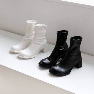 chloe.store ⭐️พร้อมส่ง36,37⭐️ รองเท้าบูทส้นสุงหุ้มข้อ สีขาวและดำ