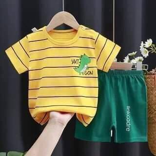 "จัดส่งฟรี มีส่วนลด กดเก็บโค้ด"ชุดเซ็ทลายไดโนเขียวพื้นเหลือง" ชุดเด็กขาสั้น เสื้อ+กางเกงเด็ก 2 ชิ้น