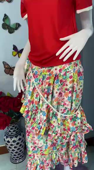 pงาน-nana-ชุดเซ็ทสองชิ้นเสื้อ-กระโปรง-เสื้อแขนสั้นสีแดงพิมพ์ลายในเนื้อผ้า-กระโปรงลายดอกไม้คัลเลอร์ฟูลแต่งระบายรอบ