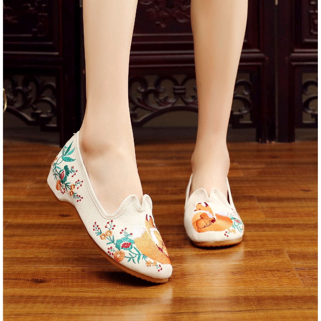 ภาพหน้าปกสินค้ารองเท้าผ้าใบ สไตล์จีน สำหรับผู้หญิง จากร้าน dani.th บน Shopee
