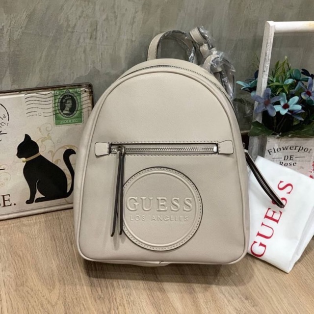 guess-woman-s-backpack-กระเป๋าเป้สะพายรุ่นใหม่-วัสดุหนังsaffiano