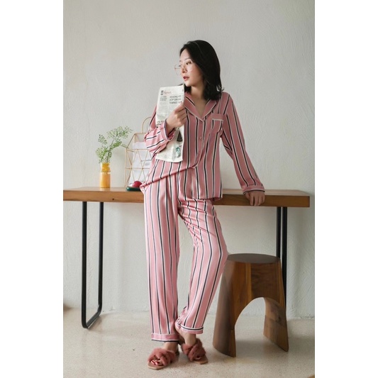 ชุดนอน-luxury-silk-satin-pink-line-f117-ชุดนอนไหมซาติน-ชุดนอนขายาว-ชุดนอนหรู