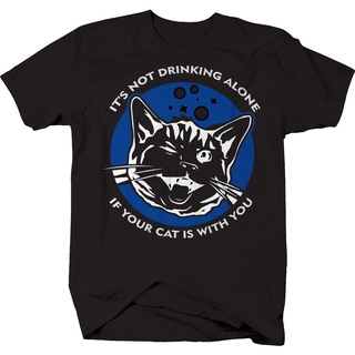 เสื้อยืดผู้ชาย เสื้อยืด พิมพ์ลายกราฟฟิค ItS Not Drinking Alone Cat Funny Alcohol Beer Wine สําหรับผู้ชาย S-5XL