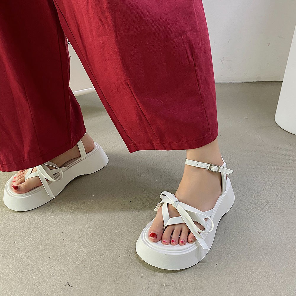 ภาพหน้าปกสินค้ารองเท้าแตะสไตล์เกาหลี รองเท้าแตะส้นหนาหัวกลมสำหรับนักเรียนหญิงทุกคู่ 2021 ใหม่ INS tide สไตล์นางฟ้า Rome จากร้าน ninehomes บน Shopee