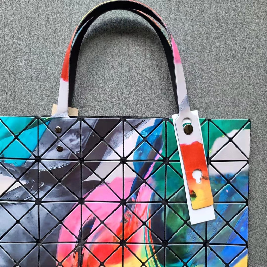 issey-miyake-กระเป๋าสะพายข้างลายกราฟฟิตี้ใหม่