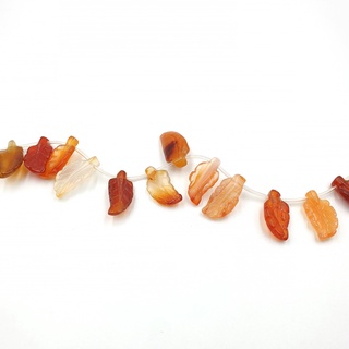 ลูกปัดหินแท้คาร์เนเลียนรูปทรงใบไม้แกะลายด้านหน้า (Carnelian Leaf 11x20 mm) สีส้ม (LZ-0583)