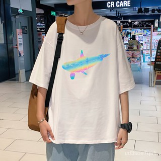 พิมพ์สะท้อนแสงTชายเสื้อหลวมพอร์ตลมคอกลมแขนสั้นเสื้อผ้าฤดูร้อนเวอร์ชั่นเกาหลีของแนวโน้มinsป่าแขนสั้นความเห็นอกเห็นใจ