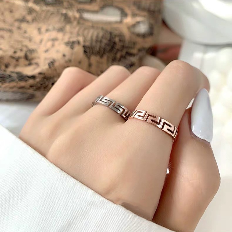 ภาพหน้าปกสินค้าแหวนสวมนิ้ว ทำจากเหล็กไทเทเนียม สไตล์เกาหลี สําหรับผู้หญิง