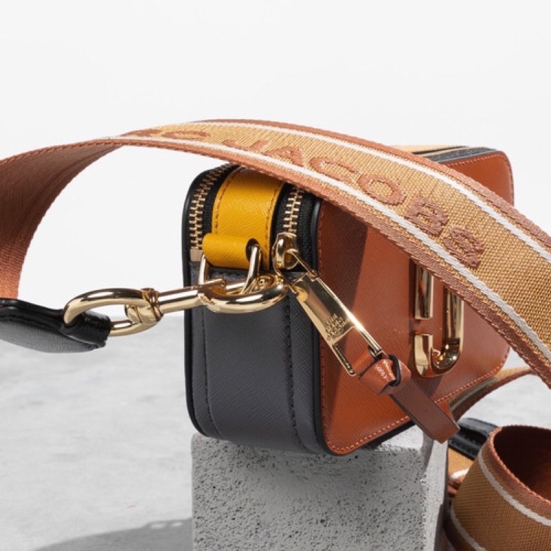 marc-jacobs-snapshot-สี-saddle-brown-สีส้มอมน้ำตาลearth-tone-กระเป๋าสะพายข้างออกงานใช้ได้ทุกโอกาส