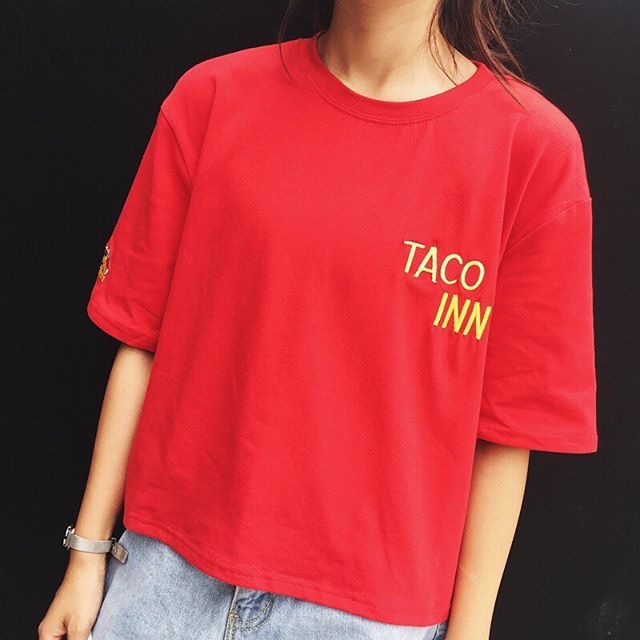 เสื้อยืดคอกลมสีแดง-สีขาว-สีน้ำเงินลาย-taco-inn