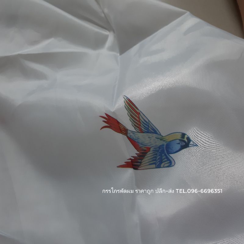 ภาพหน้าปกสินค้าผ้าคลุมตัดผม ลายนกพื้นขาว ผืนใหญ่ จากร้าน nanchitaa บน Shopee