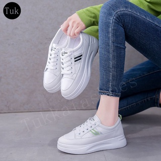 ภาพขนาดย่อของภาพหน้าปกสินค้ารองเท้าผ้าใบผู้หญิง รองเท้าแฟชั่น รองเท้าผ้าใบสีขาว เสริมส้น จากร้าน tukkatashoes บน Shopee